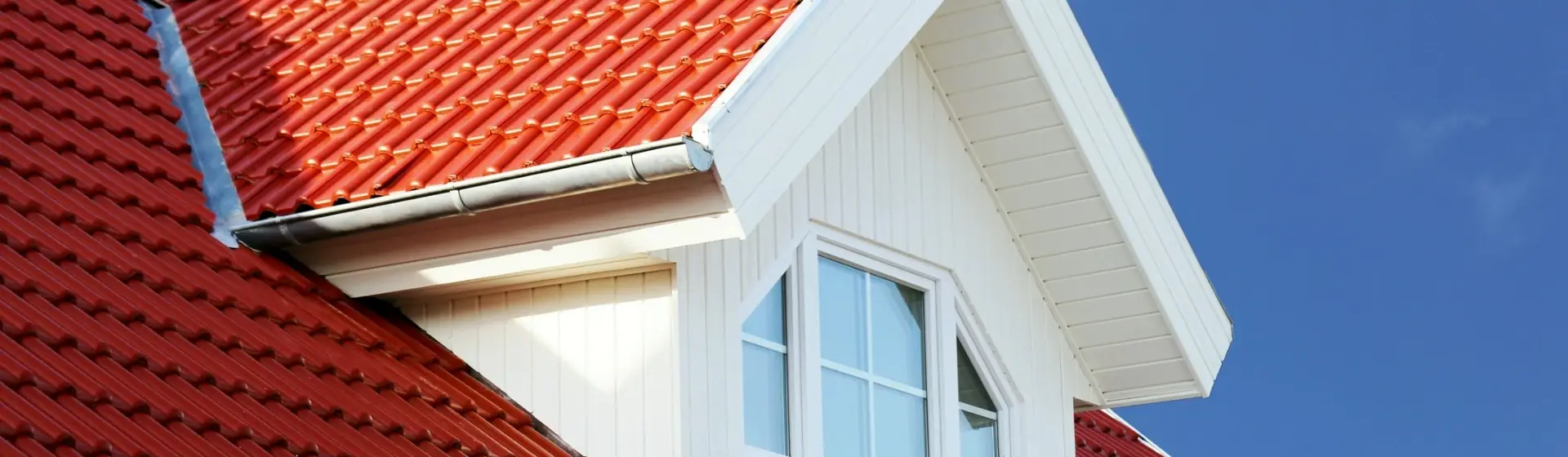 dom z czerwonym dachem